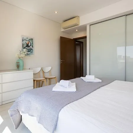 Sea View, & Pool - Private Parking Ac & Wifi شقة *