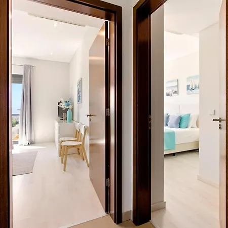 Sea View, & Pool - Private Parking Ac & Wifi شقة